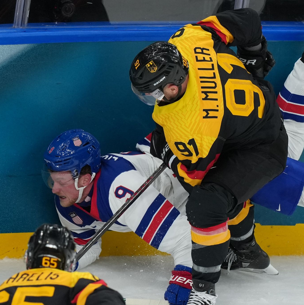 Ex-Kapitän Müller ging im und nach dem Spiel voran. - Foto: Carolyn Kaster/AP/dpa