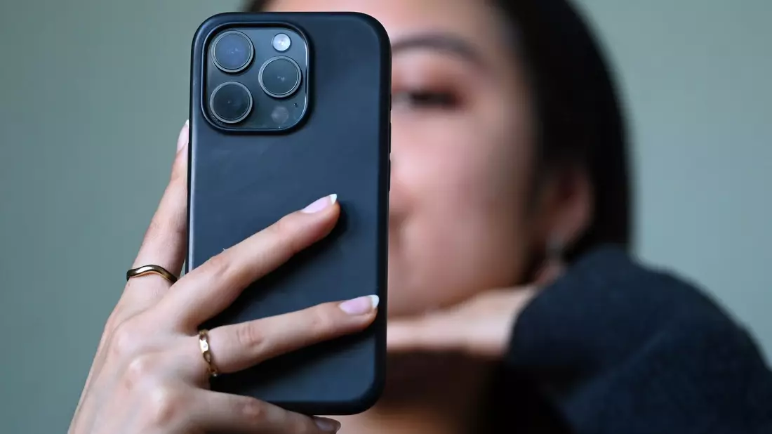 Ein Selfie für die nächste Instagram-Story - das könnte für Kinder- und Jugendliche bis zu einer bestimmten Altersgrenze künftig tabu sein. (Symbolbild) - Bild: Elisa Schu/dpa