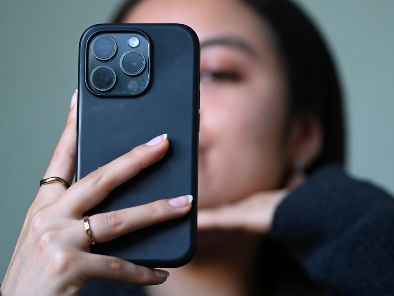 Ein Selfie für die nächste Instagram-Story - das könnte für Kinder- und Jugendliche bis zu einer bestimmten Altersgrenze künftig tabu sein. (Symbolbild) - Foto: Elisa Schu/dpa
