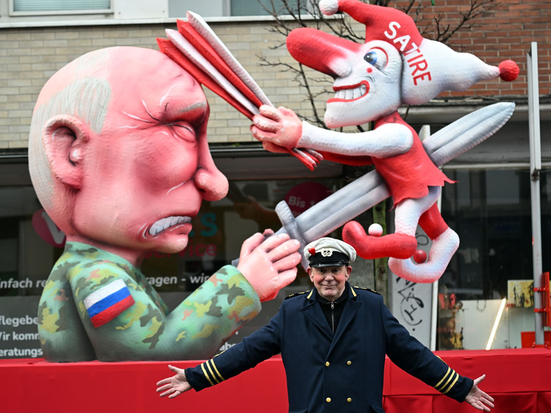 Der Düsseldorfer Karnevalswagenbauer Jacques Tilly lässt sich nicht dadurch einschüchtern, dass er in Russland angeklagt worden ist. - Foto: Federico Gambarini/dpa