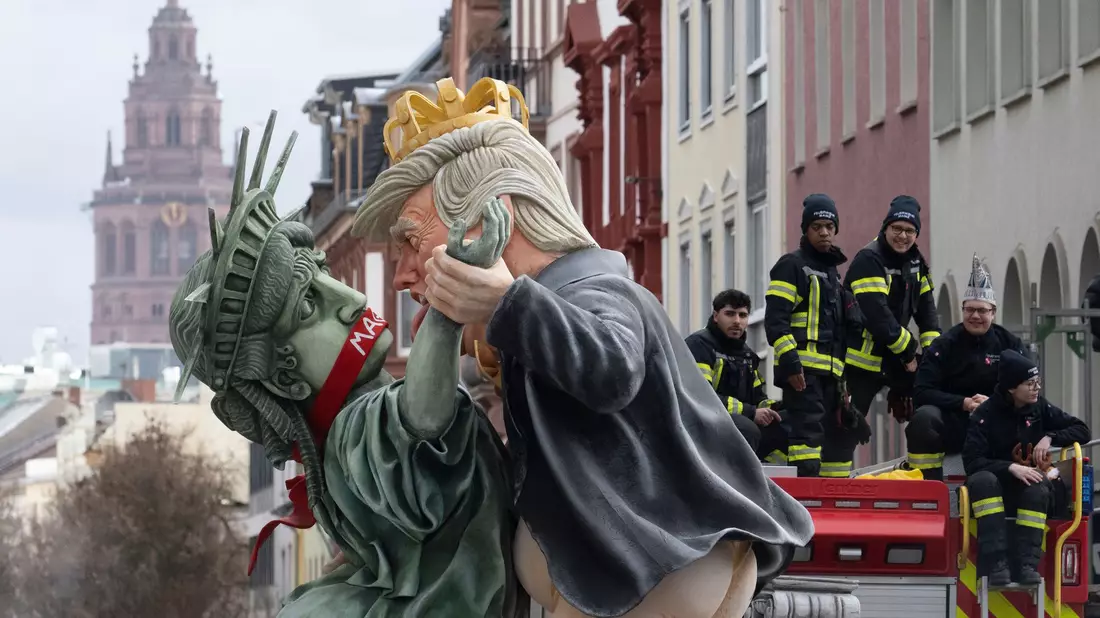Auf einem Mainzer Motivwagen bedrängte US-Präsident Trump die Freiheitsstatue.  - Bild: Boris Roessler/dpa