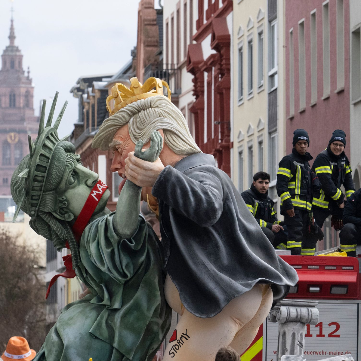 Auf einem Mainzer Motivwagen bedrängte US-Präsident Trump die Freiheitsstatue.  - Foto: Boris Roessler/dpa
