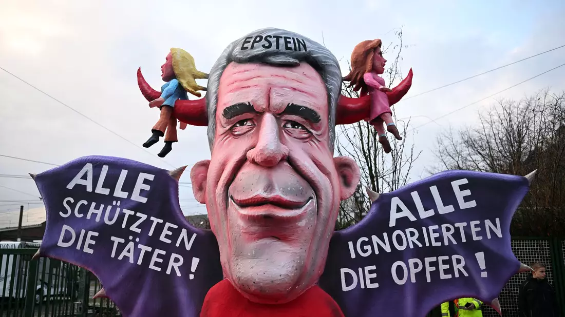 Der tote Sexualstraftäter Jeffrey Epstein feierte in Düsseldorf eine unrühmliche Auferstehung. - Bild: Federico Gambarini/dpa