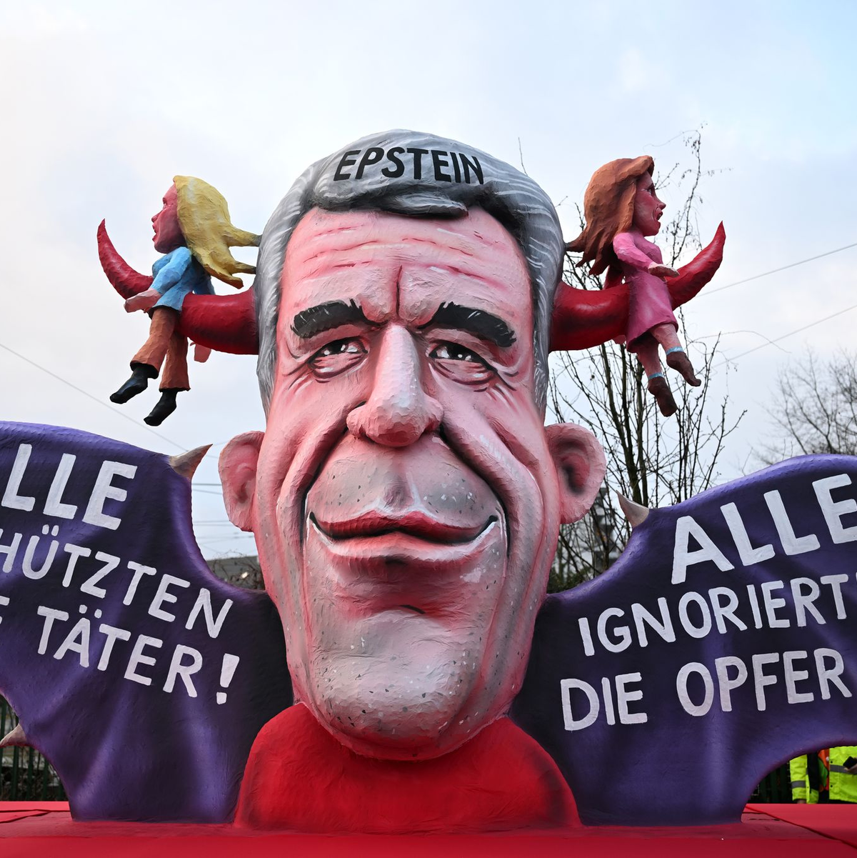 Der tote Sexualstraftäter Jeffrey Epstein feierte in Düsseldorf eine unrühmliche Auferstehung. - Foto: Federico Gambarini/dpa