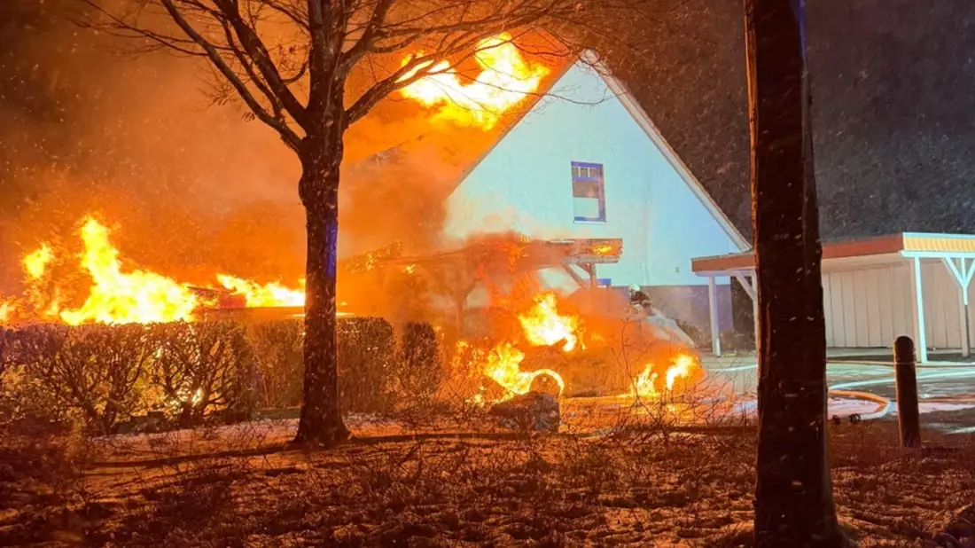FW-ROW: Carportbrand greift auf Wohnhaus über - Rund 80 Kräfte im Einsatz - Bild: presseportal.de