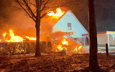 FW-ROW: Carportbrand greift auf Wohnhaus über - Rund 80 Kräfte im Einsatz - Foto: presseportal.de