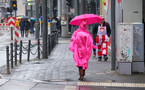 Auch am Dienstag kommt es nass vom Himmel.  - Foto: Henning Kaiser/dpa