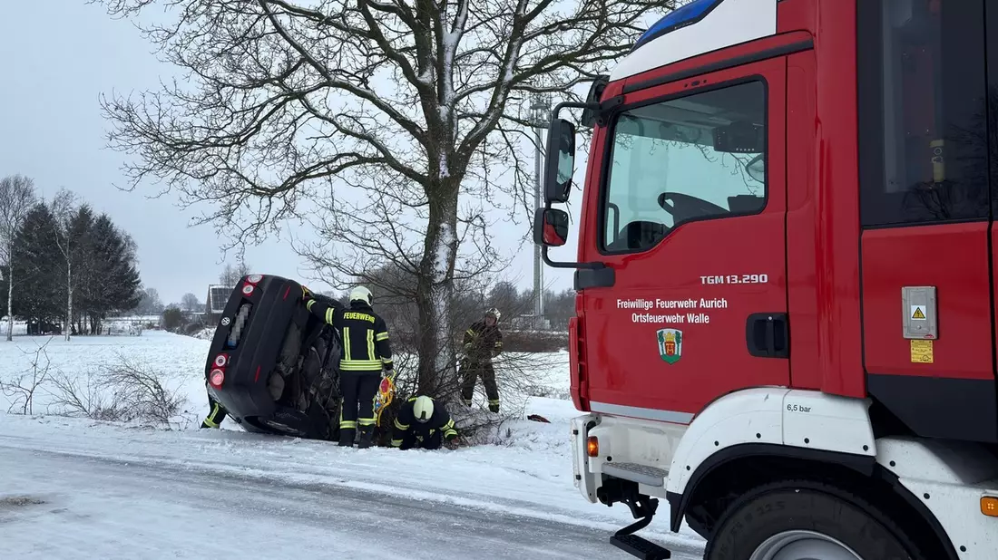 FW-AUR: Nach Unfall eingeschlossenen Fahrer befreit - Bild: presseportal.de