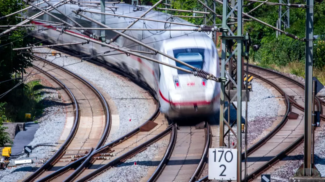 Mit der Bahn sind die Reisezeiten zu Zielen in Polen oft unverhältnismäßig lang. (Symbolbild)  - Bild: Jens Büttner/dpa