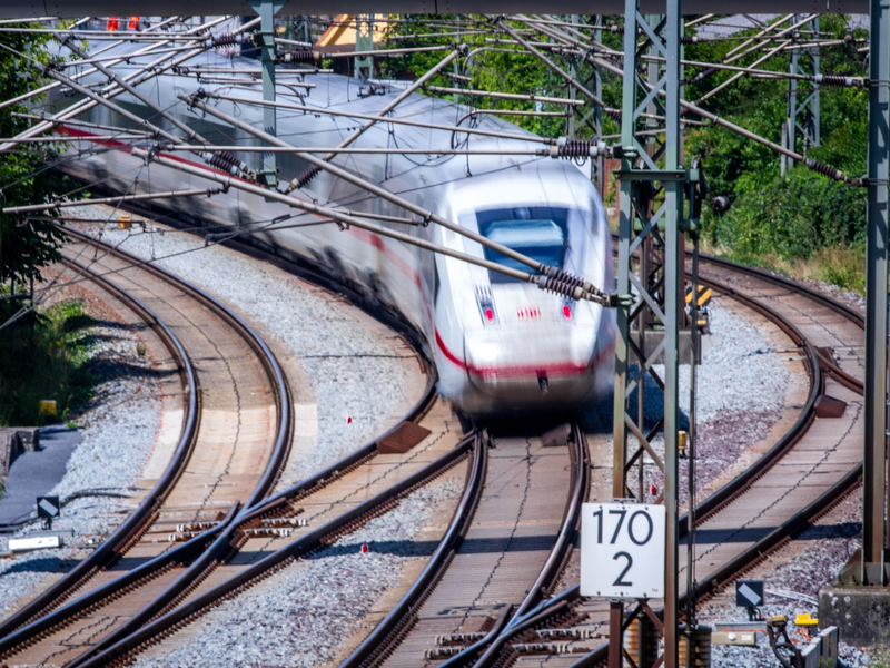 Mit der Bahn sind die Reisezeiten zu Zielen in Polen oft unverhältnismäßig lang. (Symbolbild)  - Foto: Jens Büttner/dpa