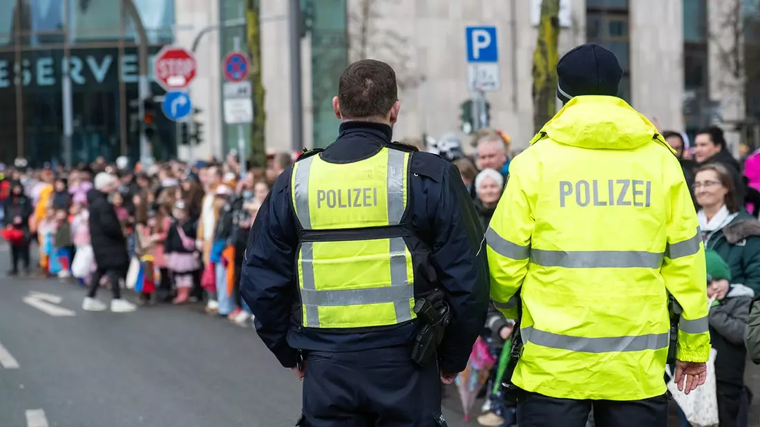 POL-RE: Bottrop/ Dorsten/ Recklinghausen: Friedliche Feiern am Rosenmontag - vorläufige Bilanz - Bild: presseportal.de
