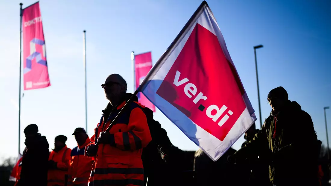 Verdi-Mitglieder gehen auf die Straße. (Archivbild) - Bild: Julian Stratenschulte/dpa