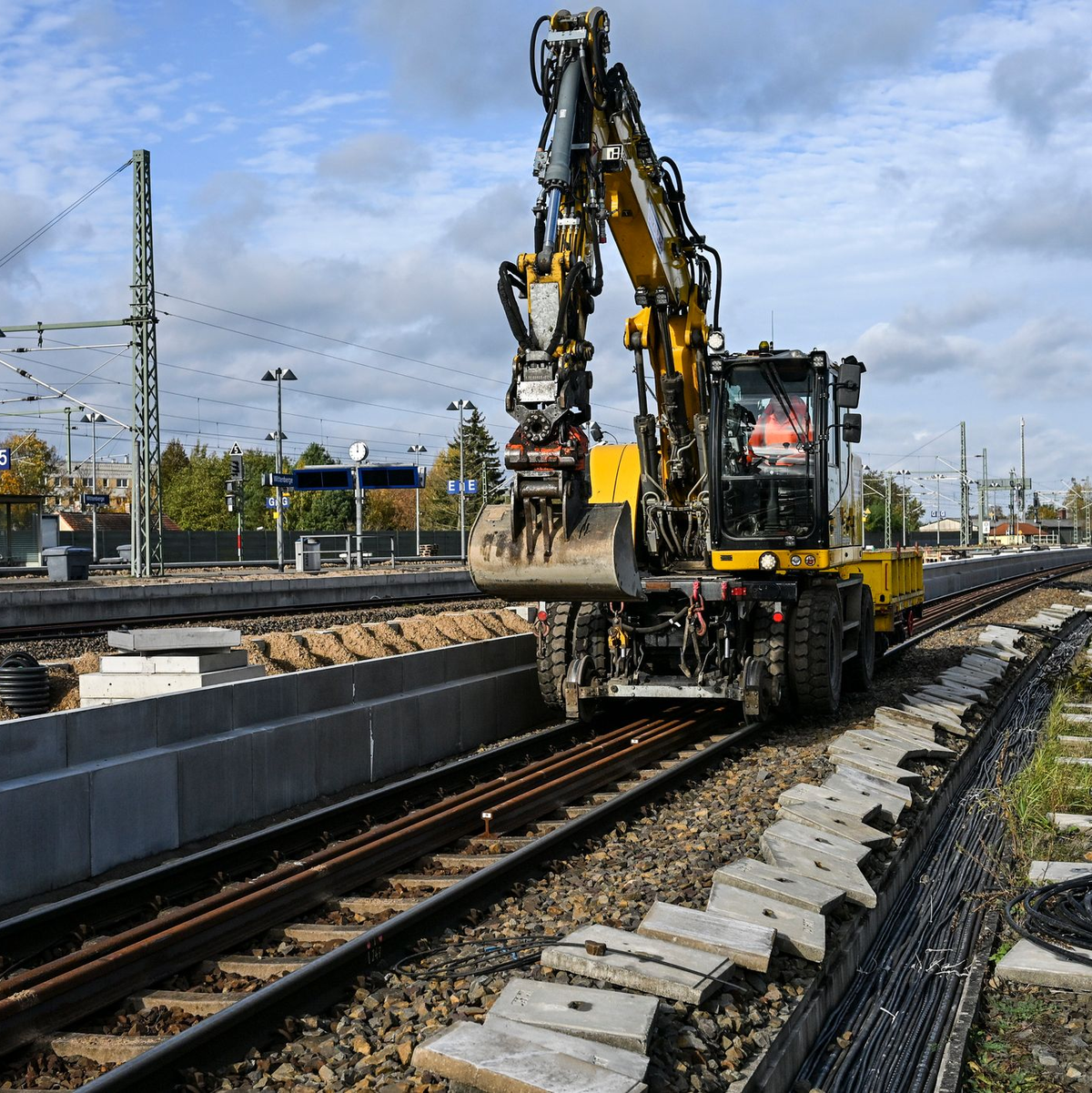Pendler müssen weiter Geduld beweisen: Die Sanierung der Strecke Hamburg-Berlin verzögert sich. (Archivbild) - Foto: Jens Kalaene/dpa