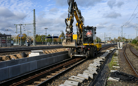 Pendler müssen weiter Geduld beweisen: Die Sanierung der Strecke Hamburg-Berlin verzögert sich. (Archivbild) - Foto: Jens Kalaene/dpa