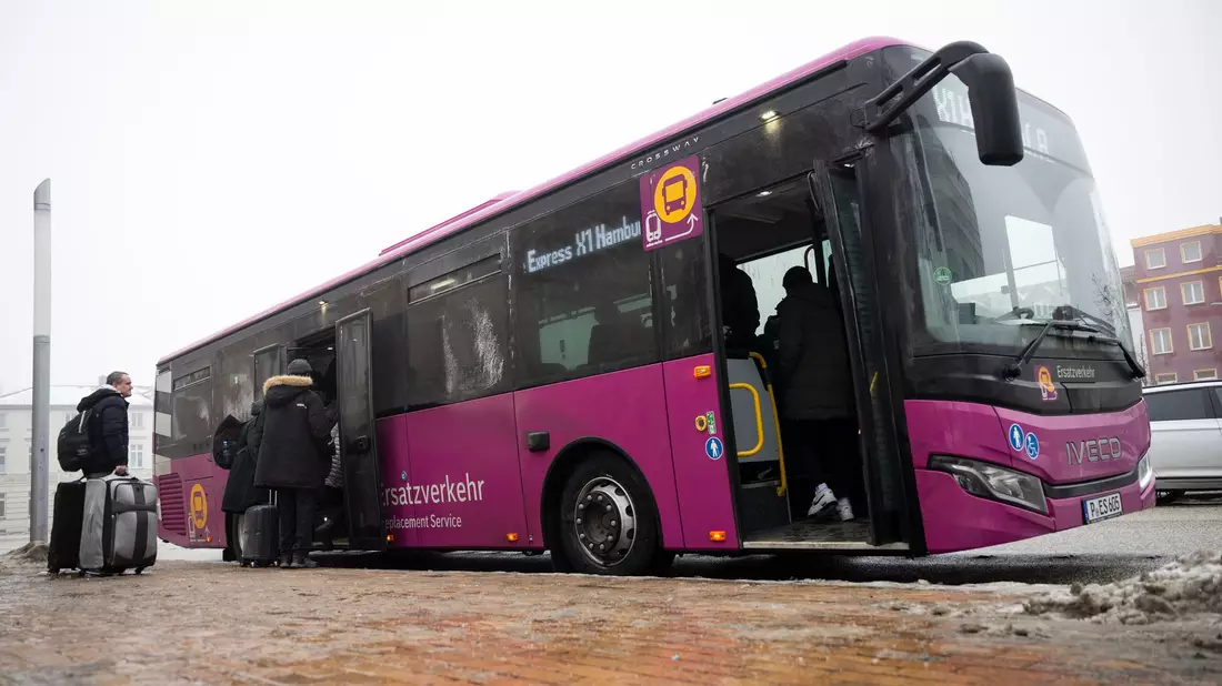 Auf vielen Strecken fahren die Ersatzbusse nun länger - solange, bis die Sanierung abgeschlossen ist. (Archivbild) - Bild: Philip Dulian/dpa