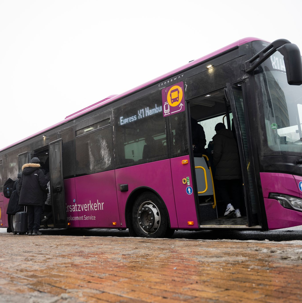 Auf vielen Strecken fahren die Ersatzbusse nun länger - solange, bis die Sanierung abgeschlossen ist. (Archivbild) - Foto: Philip Dulian/dpa
