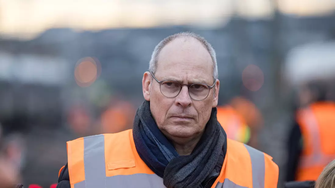 Hofft wie die Fahrgäste auf besseres Wetter: Der Vorstand Infrastrukturplanung und -projekte bei der DB InfraGo, Gerd-Dietrich Bolte. (Archivbild) - Bild: Hannes P. Albert/dpa