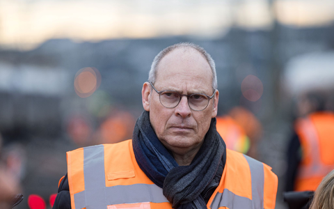 Hofft wie die Fahrgäste auf besseres Wetter: Der Vorstand Infrastrukturplanung und -projekte bei der DB InfraGo, Gerd-Dietrich Bolte. (Archivbild) - Foto: Hannes P. Albert/dpa