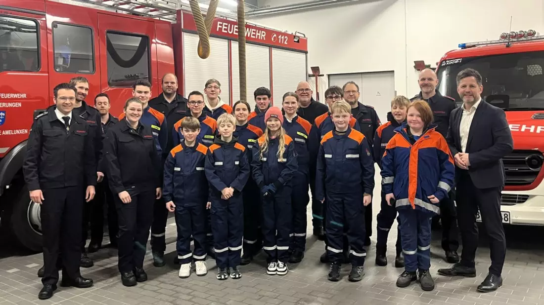 FW Beverungen: Erster Dienstabend der neuen Jugendfeuerwehr in Amelunxen / Gemeinsame Übergabe der Gründungsurkunde - Bild: presseportal.de