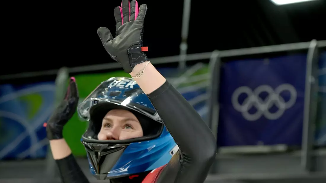 Laura Nolte führt vor dem Finallauf im Monobob. - Bild: Robert Michael/dpa