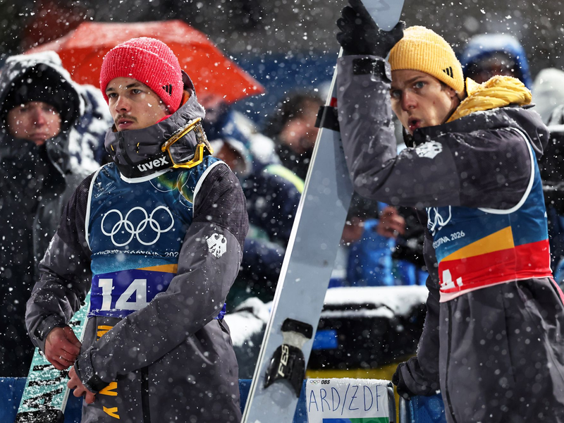 Am Ende ärgerten sich Philipp Raimund (l) und Andreas Wellinger. - Foto: Daniel Karmann/dpa
