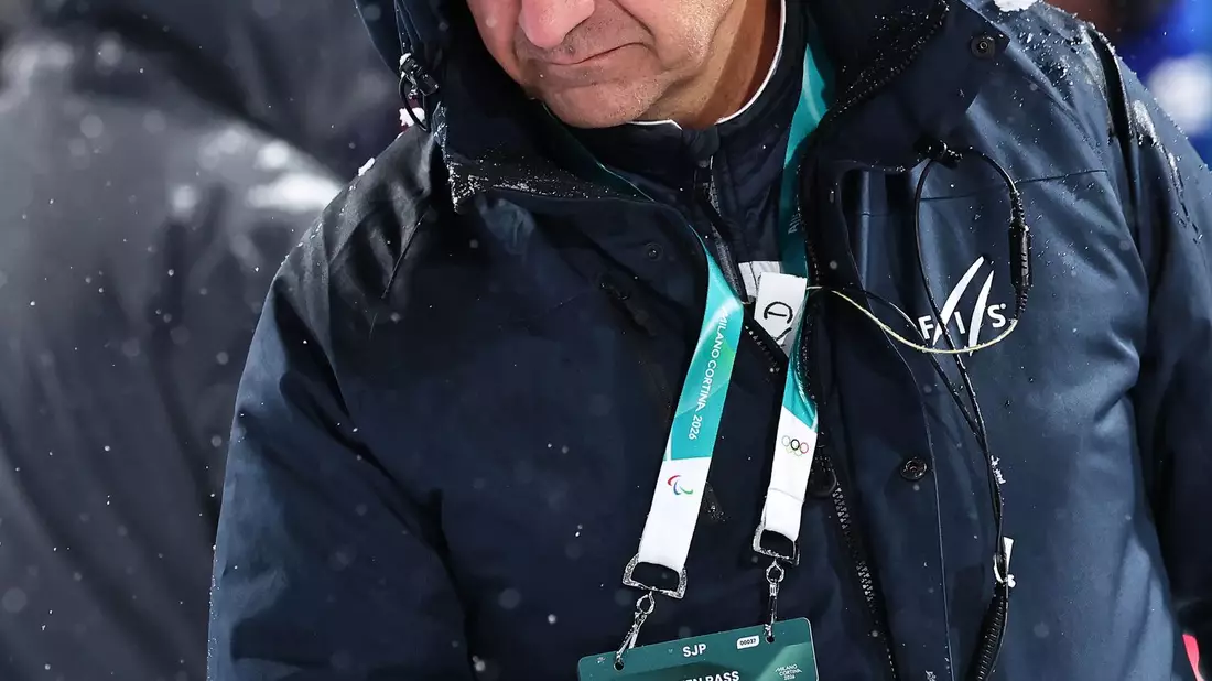Zu viel Schnee: Renndirektor Sandro Pertile. - Bild: Daniel Karmann/dpa