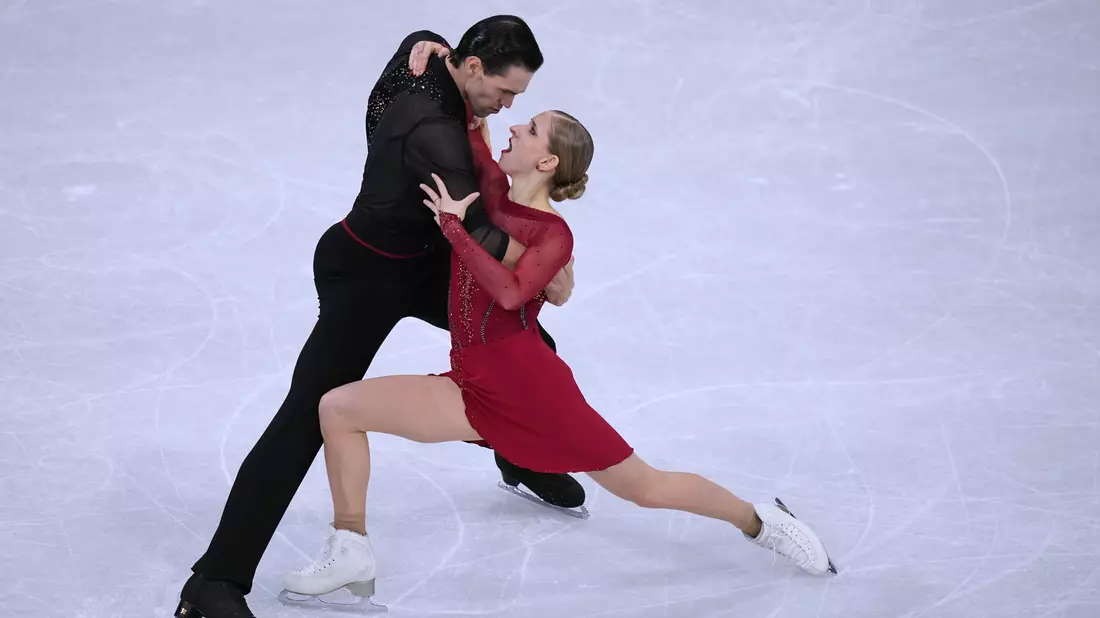 Minerva Hase (r) und Nikita Volodin (l) konnten sich mit einer Medaille belohnen. - Bild: Stephanie Scarbrough/AP/dpa