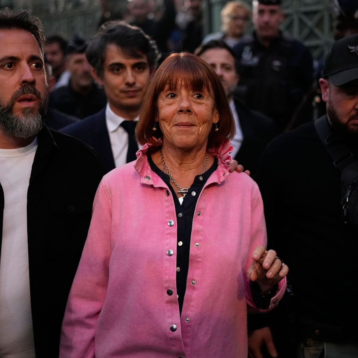 Pelicot beschreibt in ihren Memoiren, wie ihr Leben verlief und wie sie nach den jahrelangen Übergriffen ihres Mannes zurück in eine Normalität fand. (Archivbild) - Foto: Lewis Joly/AP/dpa