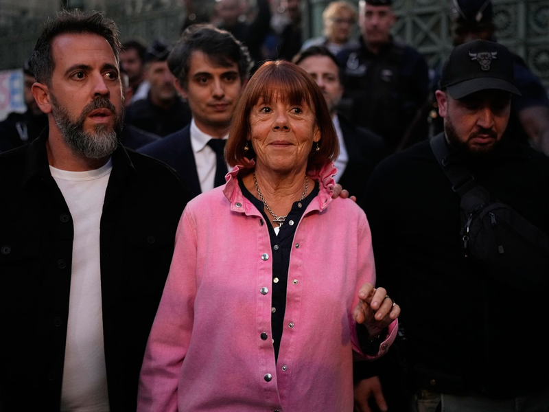 Pelicot beschreibt in ihren Memoiren, wie ihr Leben verlief und wie sie nach den jahrelangen Übergriffen ihres Mannes zurück in eine Normalität fand. (Archivbild) - Foto: Lewis Joly/AP/dpa