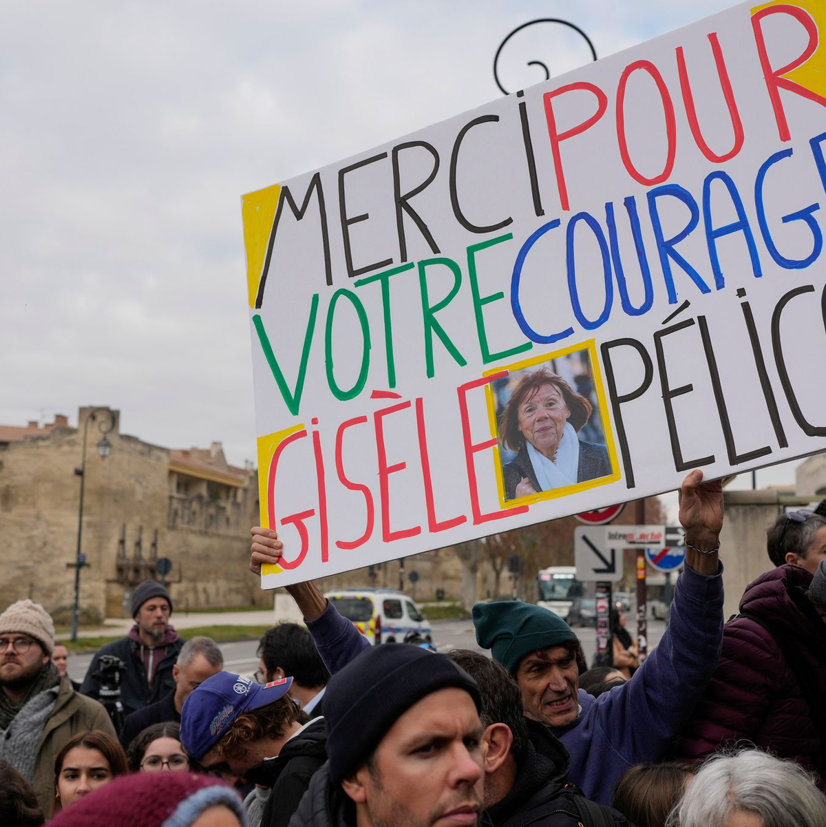 Die Menschenmassen, die dem Prozess beiwohnen, nennt Pelicot ihre Rettung. (Archivbild) - Foto: Lewis Joly/AP/dpa