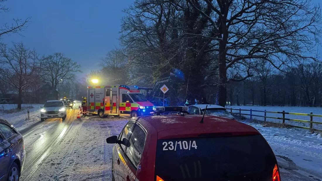 FW Wathlingen: Verkehrsunfall zwischen PKW und Trecker endet glimpflich - Bild: presseportal.de