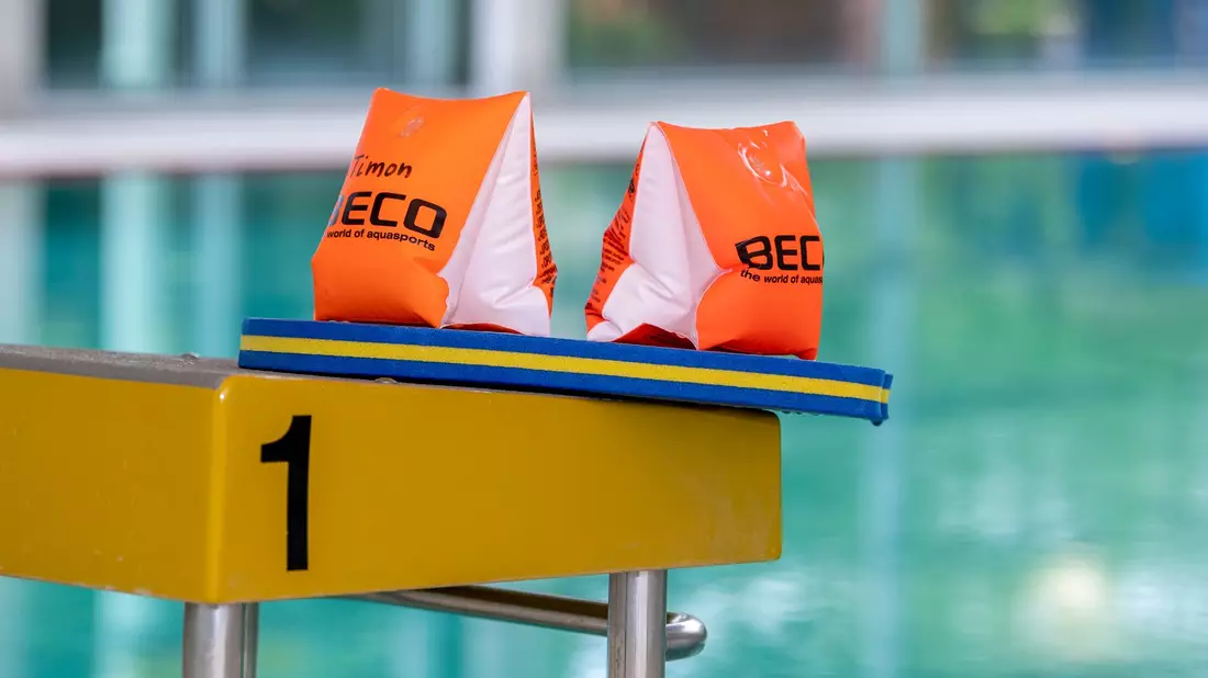 «Die marode Bäderlandschaft hängt wie ein Damoklesschwert über der Schwimmausbildung», sagt DLRG-Präsidentin Ute Vogt. (Archivbild) - Bild: David Inderlied/dpa