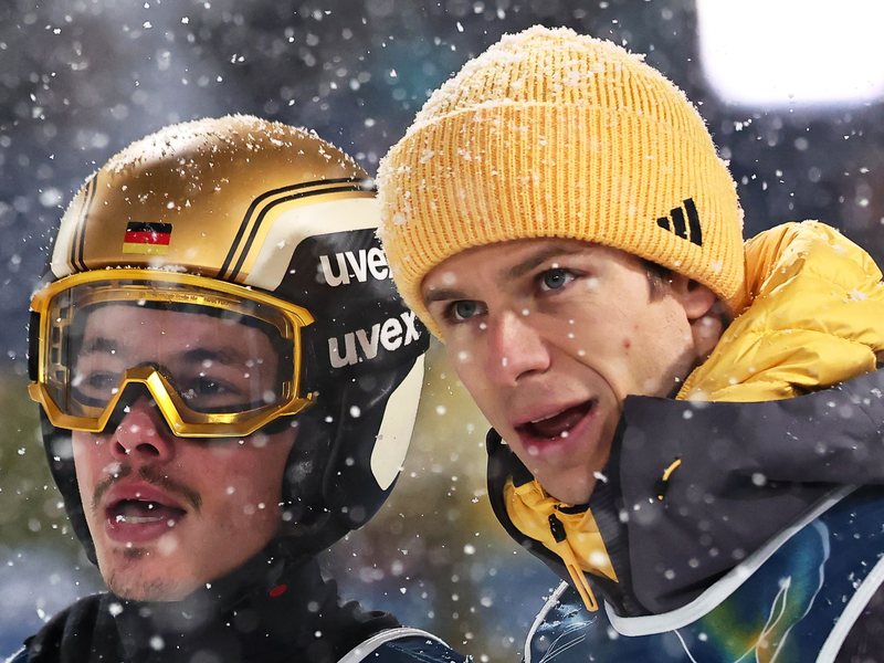 Philipp Raimund (l) und Andreas Wellinger verpassten eine Medaille knapp. - Foto: Daniel Karmann/dpa