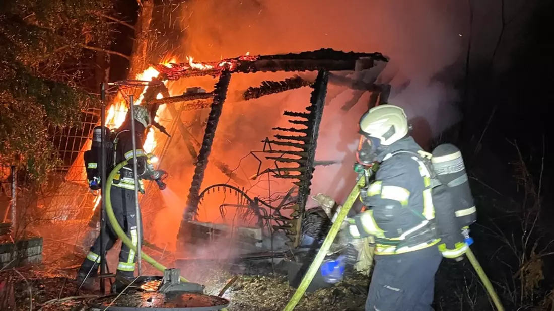 FW Dinslaken: Feuer zerstört zwei Gartenlauben - Bild: presseportal.de