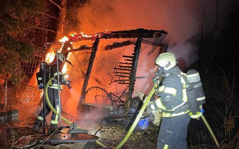 FW Dinslaken: Feuer zerstört zwei Gartenlauben - Foto: presseportal.de