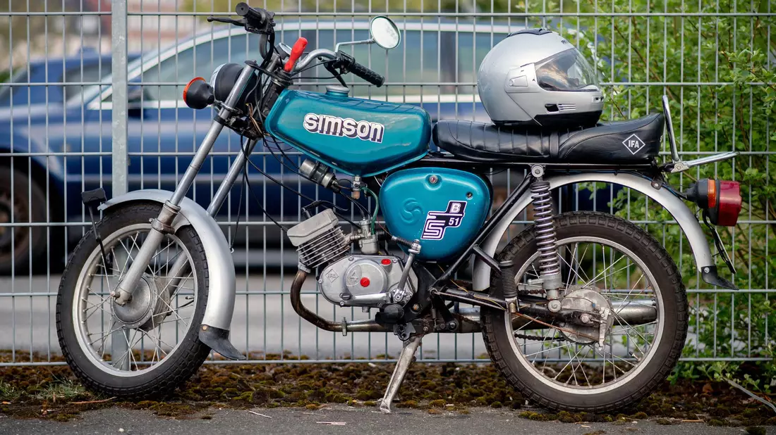 Die Simson S51 wird bei Liebhabern hoch gehandelt. (Archivbild) - Bild: Hauke-Christian Dittrich/dpa