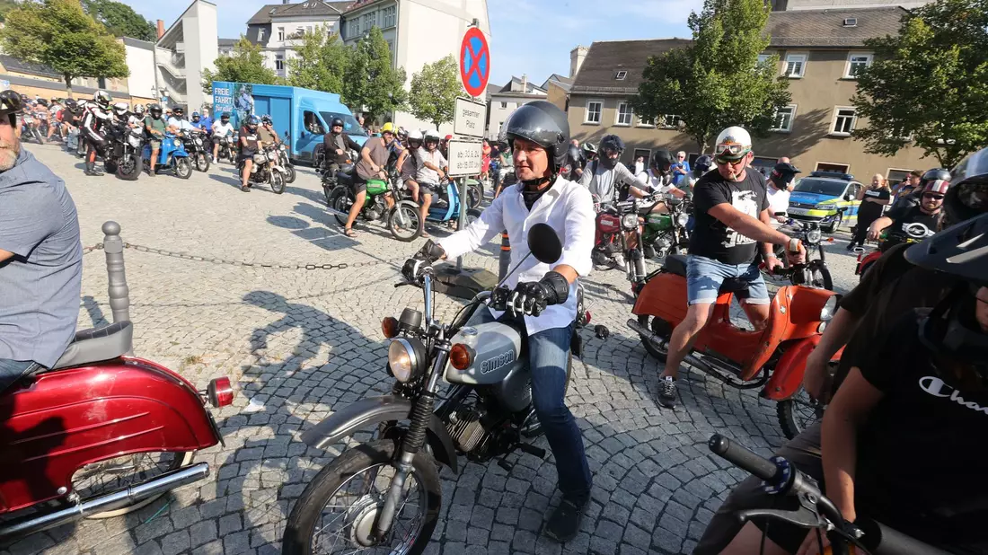 AfD-Chef Björn Höcke schwärmt von der Simson und nutzte sie im Wahlkampf 2024. (Archivbild) - Bild: Bodo Schackow/dpa
