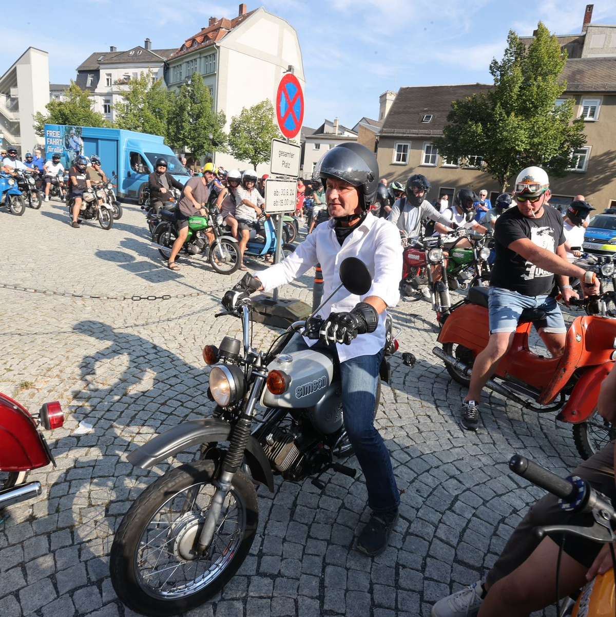 AfD-Chef Björn Höcke schwärmt von der Simson und nutzte sie im Wahlkampf 2024. (Archivbild) - Foto: Bodo Schackow/dpa