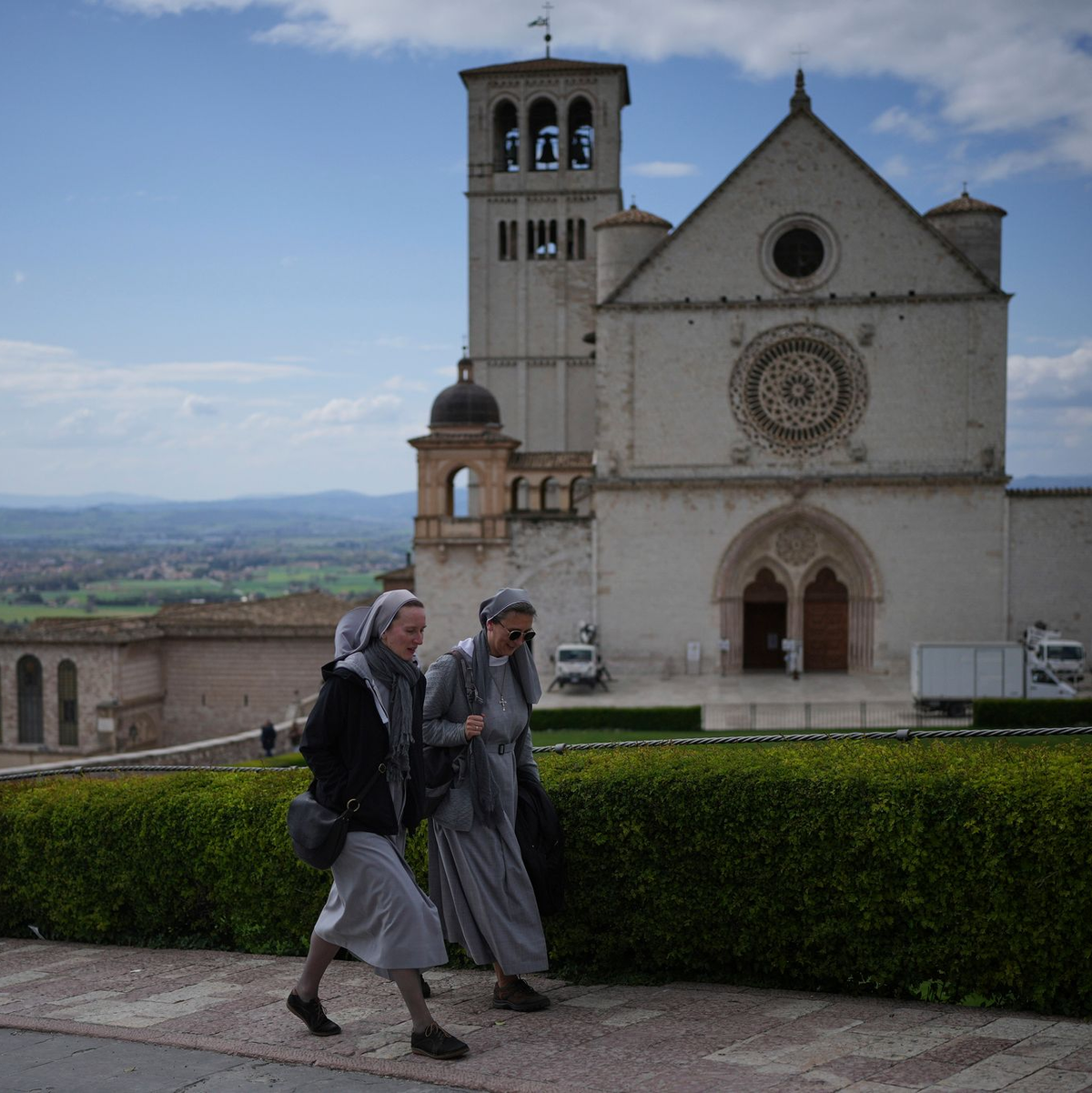 Der Heilige Franz von Assisi ruht in der Basilika San Francesco. (Archivbild) - Foto: Alessandra Tarantino/AP/dpa