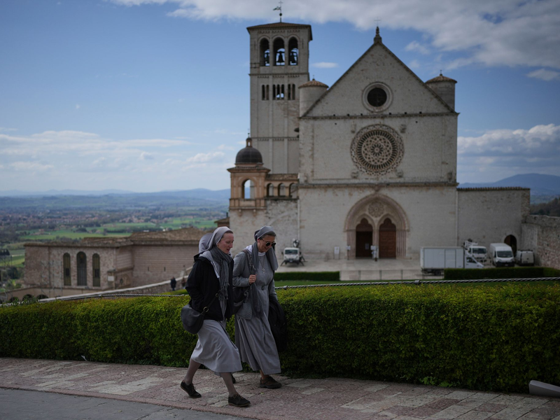 Der Heilige Franz von Assisi ruht in der Basilika San Francesco. (Archivbild) - Foto: Alessandra Tarantino/AP/dpa