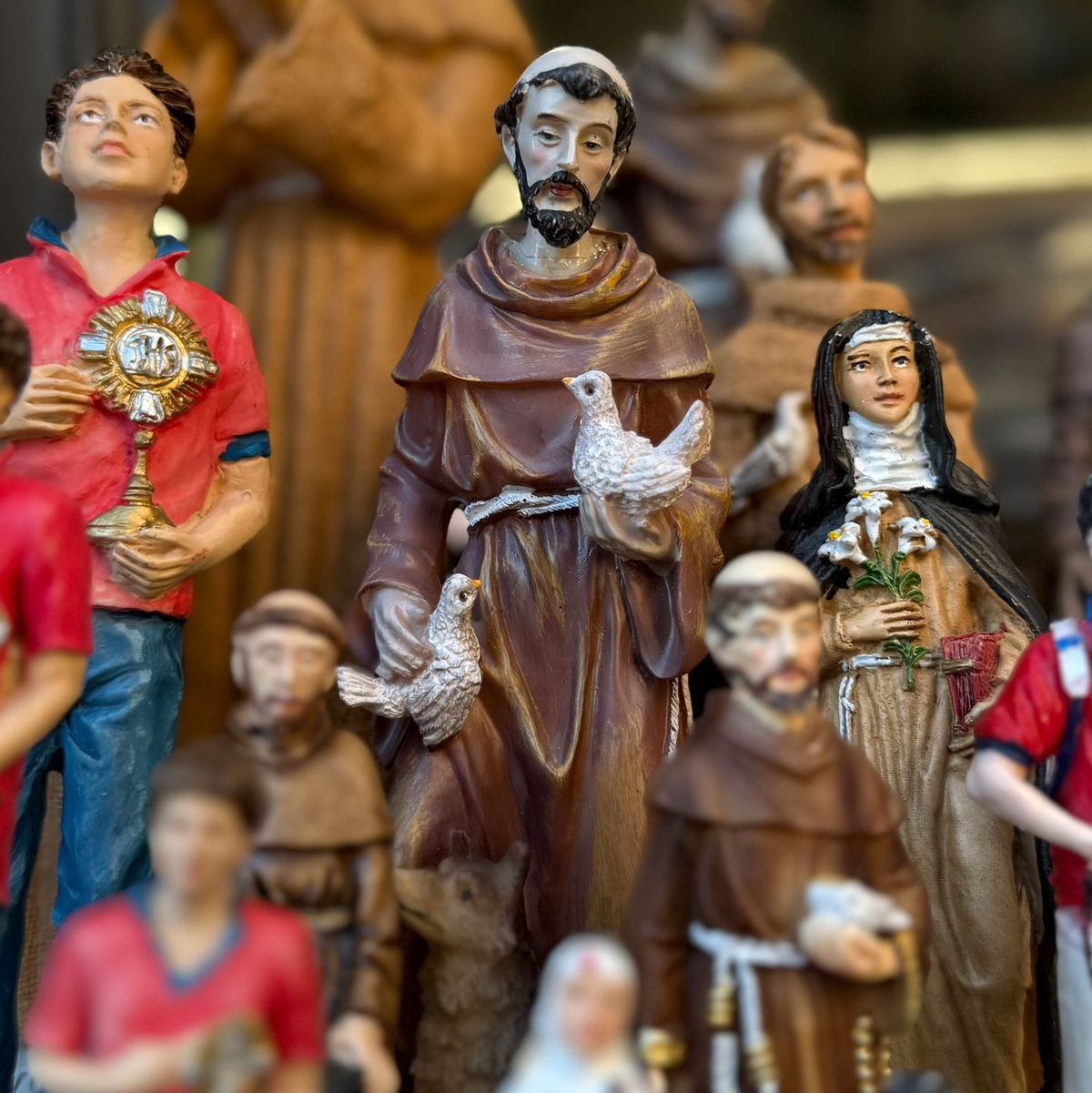 Figuren des alten und des neuen Heiligen stehen in Souvenirshops nebeneinander. (Archivbild) - Foto: Christoph Sator/dpa