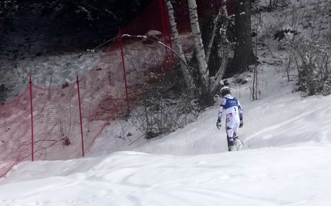 Ein Bild dieser Winterspiele: Atle Lie McGrath stapfte nach seinem Aus im Slalom einsam durch den Schnee in Richtung eines Waldstück. - Foto: John Locher/AP/dpa