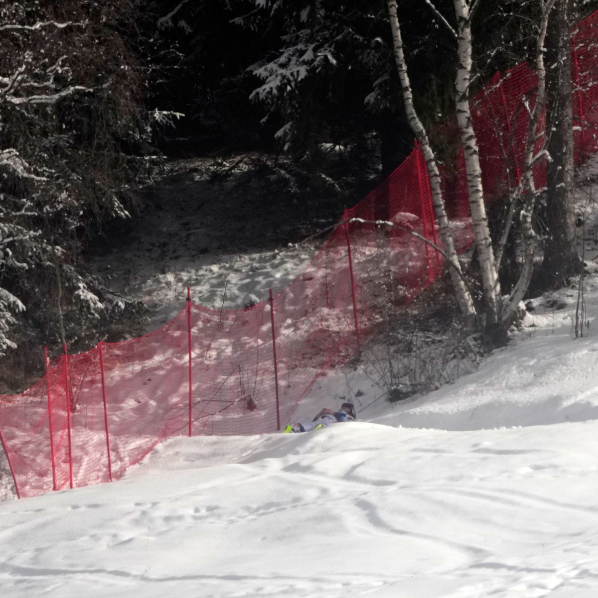 Nur noch allein sein: Direkt vor dem Wald legte sich McGrath hin und starrte ins Leere. - Foto: John Locher/AP/dpa