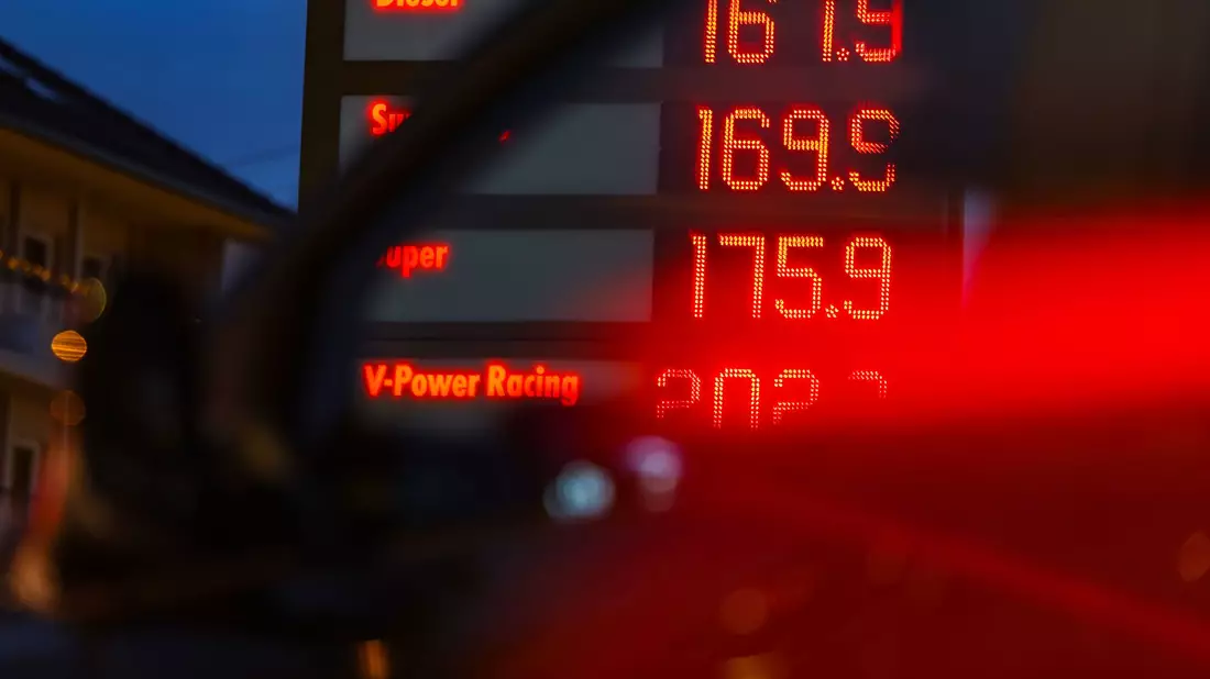 Während Strom und Gas erschwinglicher wurden, mussten Autofahrer an der Tankstelle für Sprit tiefer in die Tasche greifen. (Symbolbild) - Bild: Oliver Berg/dpa