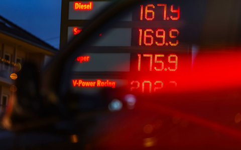 Während Strom und Gas erschwinglicher wurden, mussten Autofahrer an der Tankstelle für Sprit tiefer in die Tasche greifen. (Symbolbild) - Foto: Oliver Berg/dpa