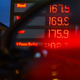 Während Strom und Gas erschwinglicher wurden, mussten Autofahrer an der Tankstelle für Sprit tiefer in die Tasche greifen. (Symbolbild) - Foto: Oliver Berg/dpa