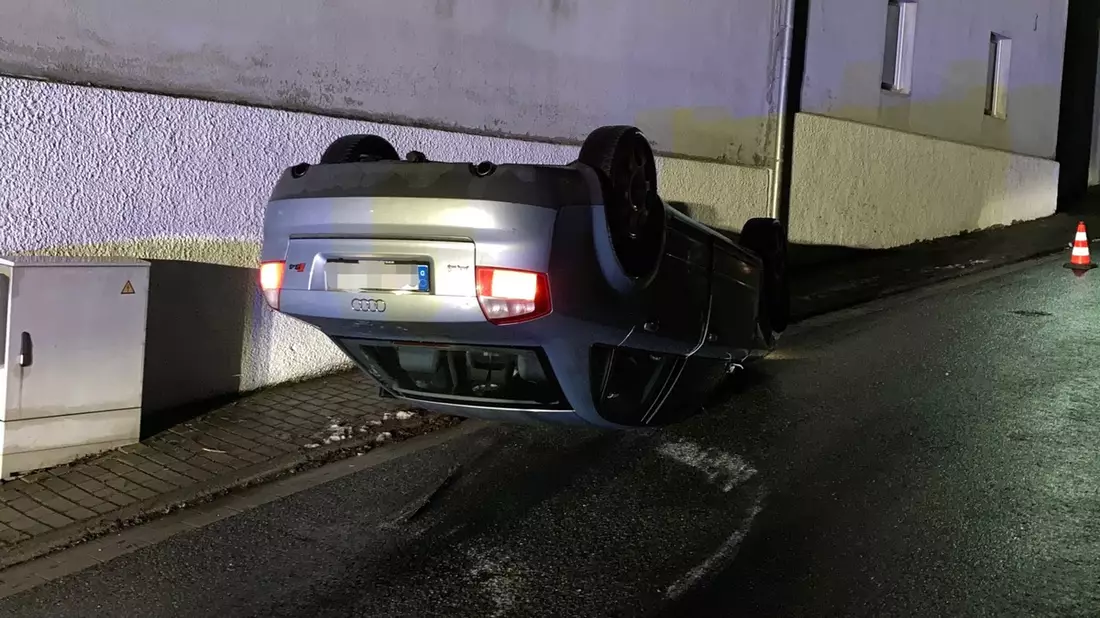 POL-SO: Auto überschlägt sich - Insassen flüchten - Bild: presseportal.de