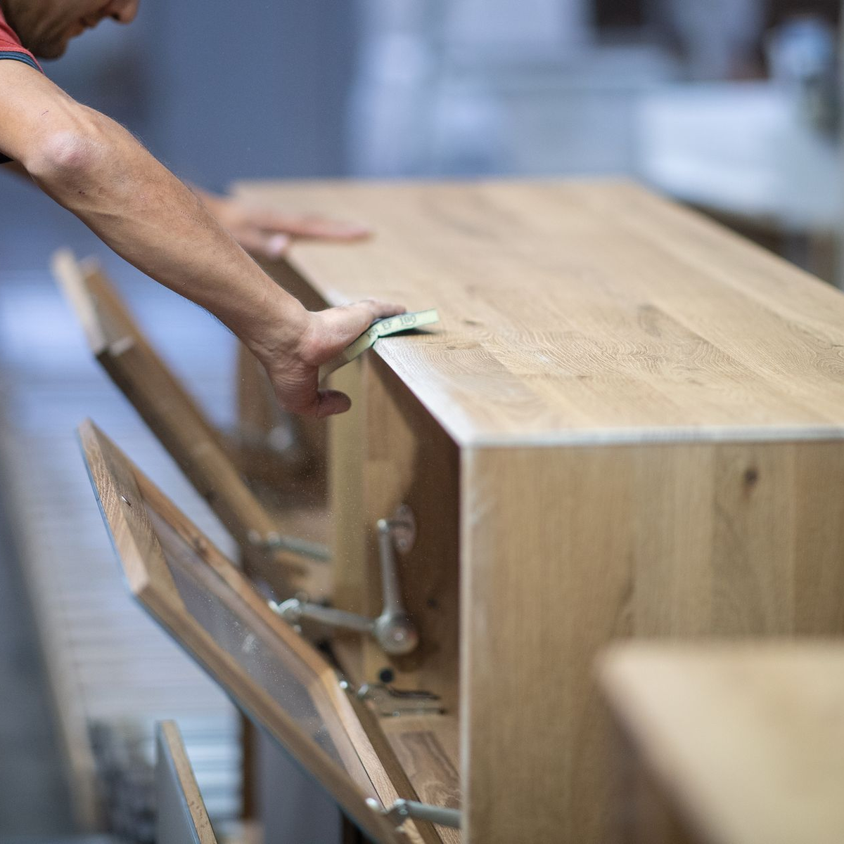 Hersteller und Händler haben damit zu kämpfen, dass viele Verbraucher bei Möbeln sparen. (Archivbild) - Foto: Guido Kirchner/dpa