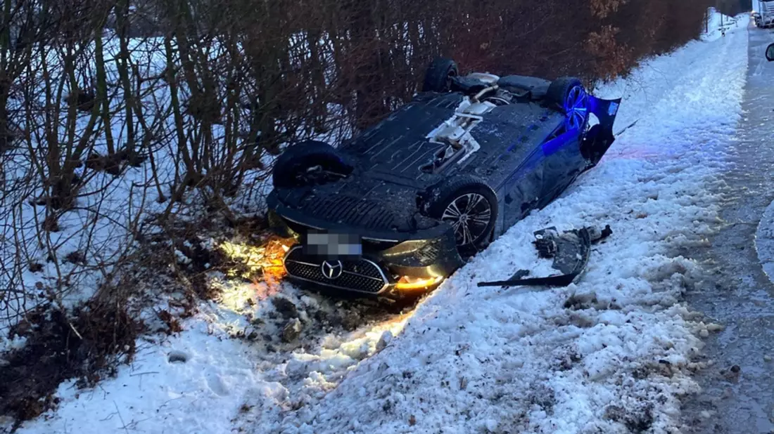 POL-HX: Pkw kommt von Straße ab und überschlägt sich mehrfach - Fahrer leicht verletzt - Bild: presseportal.de