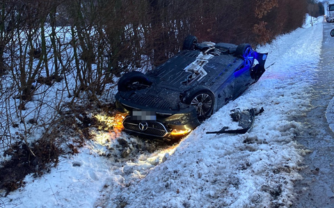 POL-HX: Pkw kommt von Straße ab und überschlägt sich mehrfach - Fahrer leicht verletzt - Foto: presseportal.de